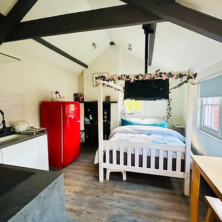Tiny Romantic Retreat With Hot Tub On A Country Estate Near Cardigan Bay In Eryri Snowdonia スランベドル エクステリア 写真