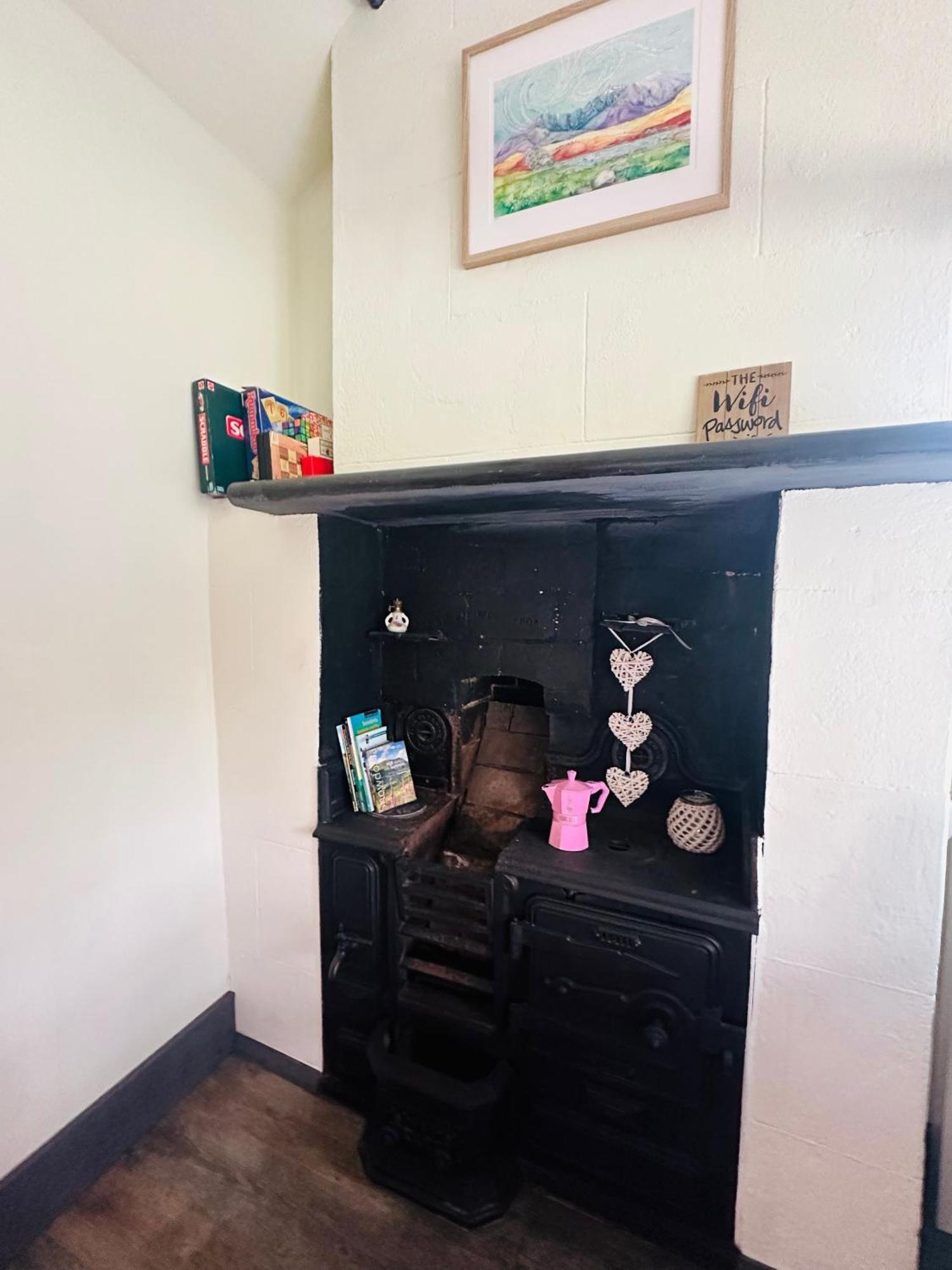 Tiny Romantic Retreat With Hot Tub On A Country Estate Near Cardigan Bay In Eryri Snowdonia スランベドル エクステリア 写真