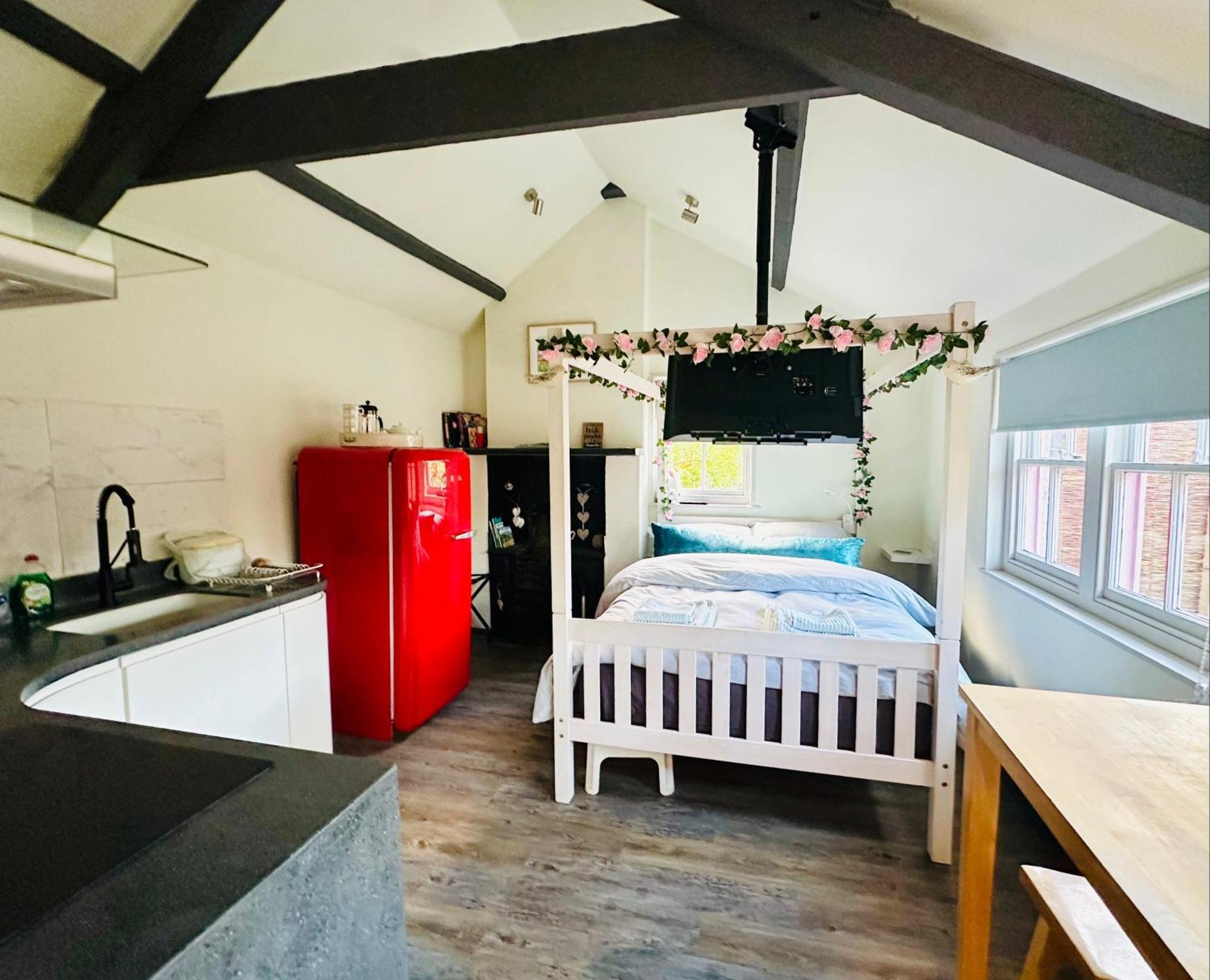 Tiny Romantic Retreat With Hot Tub On A Country Estate Near Cardigan Bay In Eryri Snowdonia スランベドル エクステリア 写真