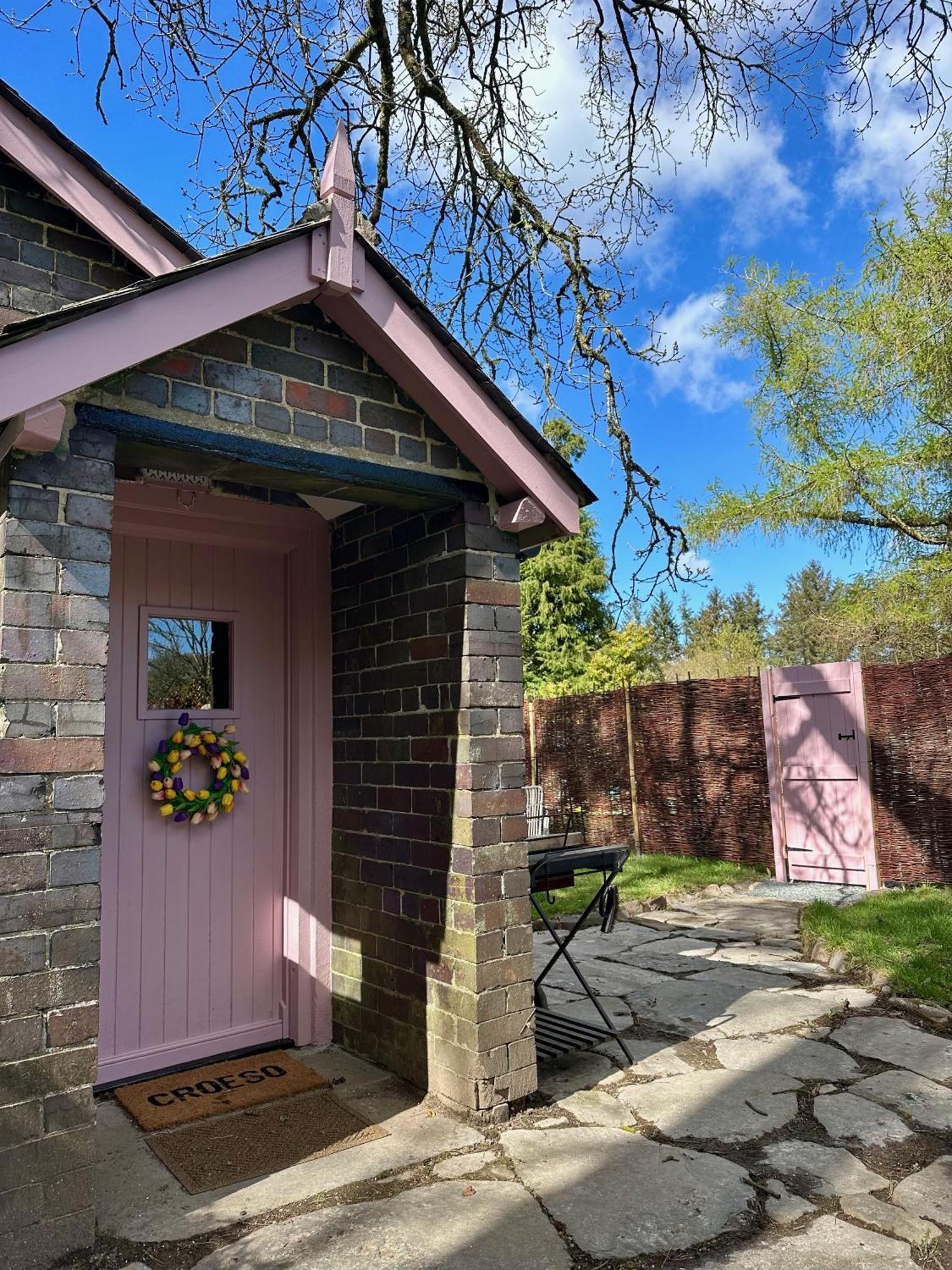 Tiny Romantic Retreat With Hot Tub On A Country Estate Near Cardigan Bay In Eryri Snowdonia スランベドル エクステリア 写真