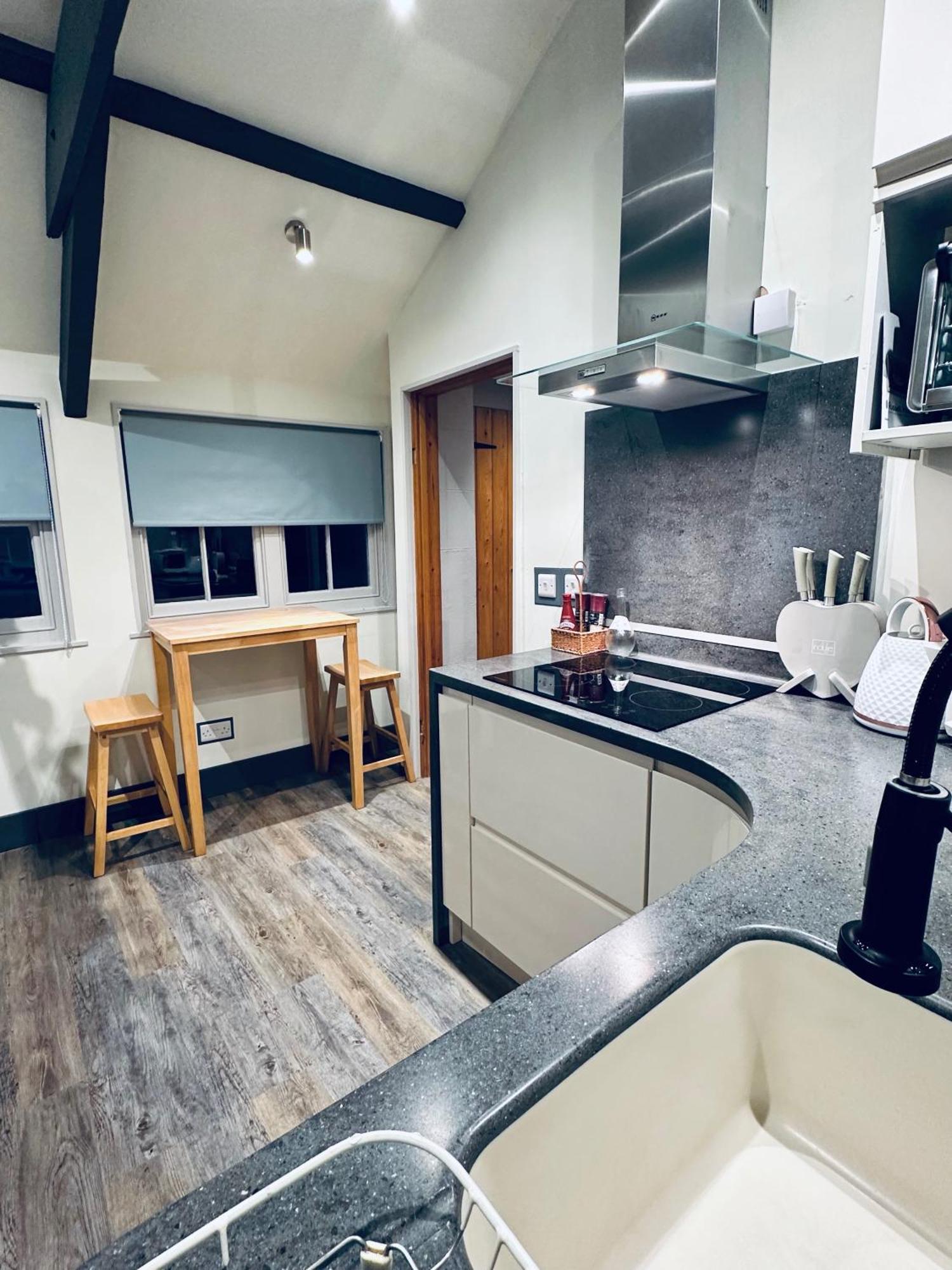 Tiny Romantic Retreat With Hot Tub On A Country Estate Near Cardigan Bay In Eryri Snowdonia スランベドル エクステリア 写真