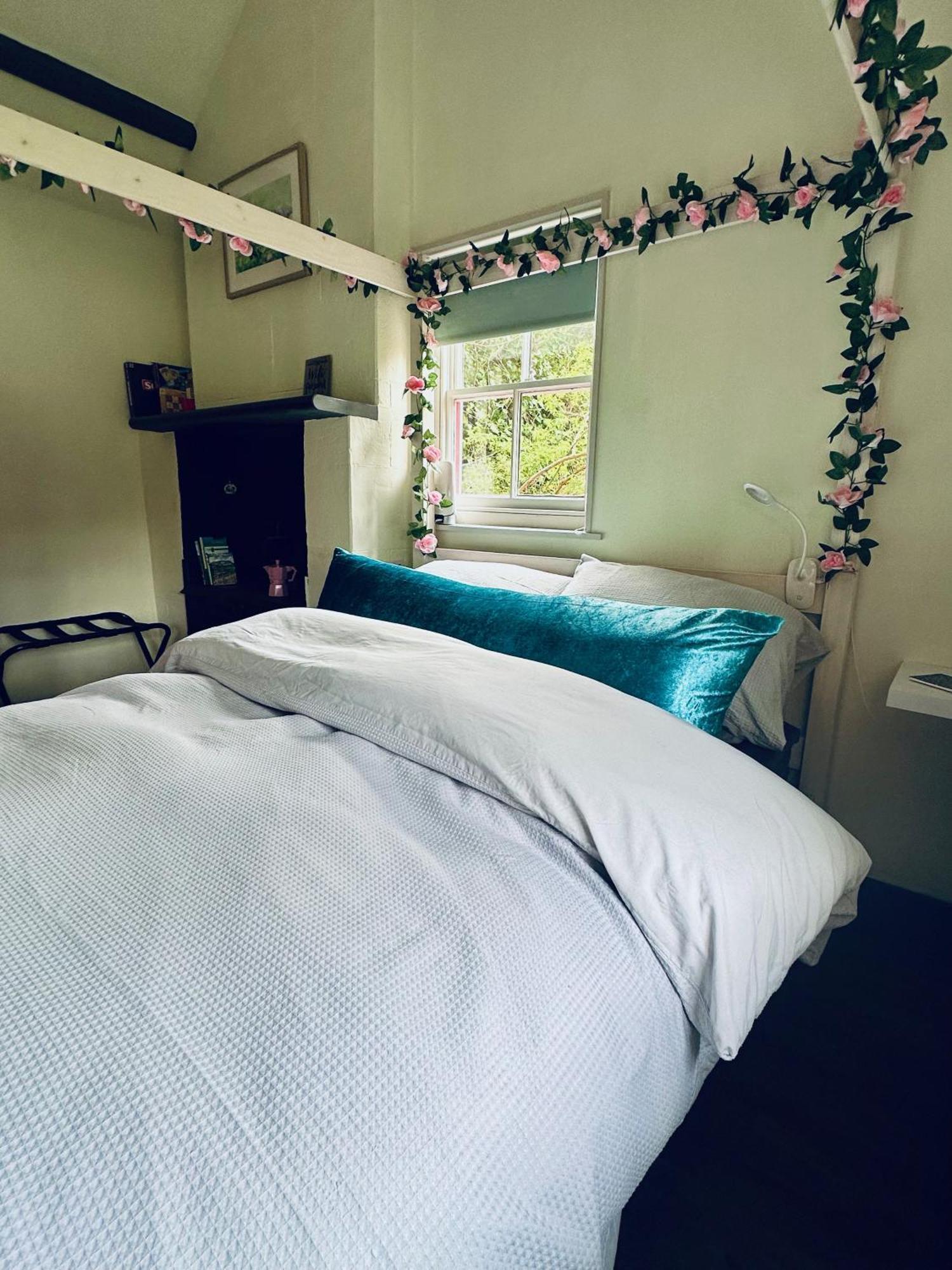 Tiny Romantic Retreat With Hot Tub On A Country Estate Near Cardigan Bay In Eryri Snowdonia スランベドル エクステリア 写真