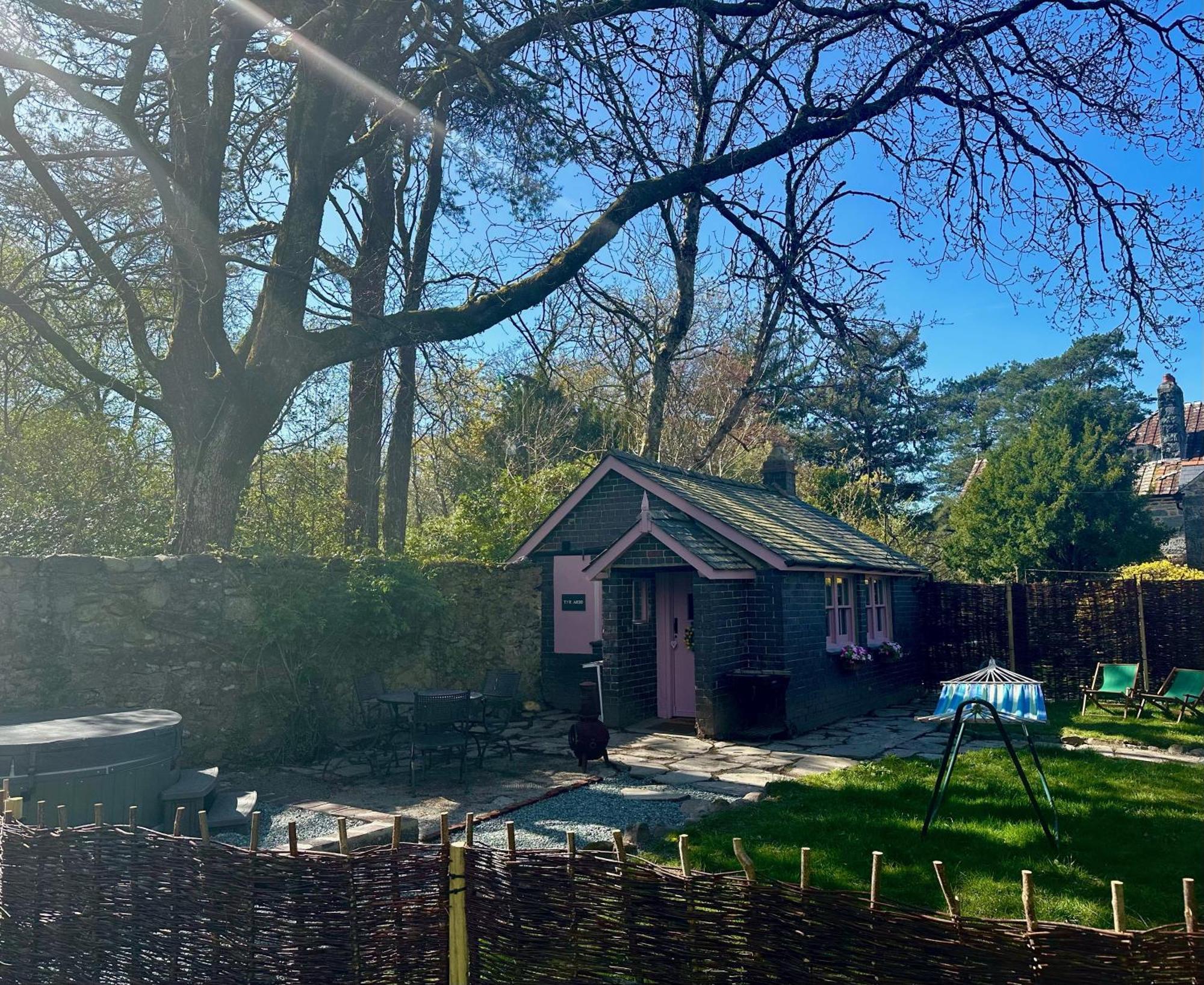 Tiny Romantic Retreat With Hot Tub On A Country Estate Near Cardigan Bay In Eryri Snowdonia スランベドル エクステリア 写真